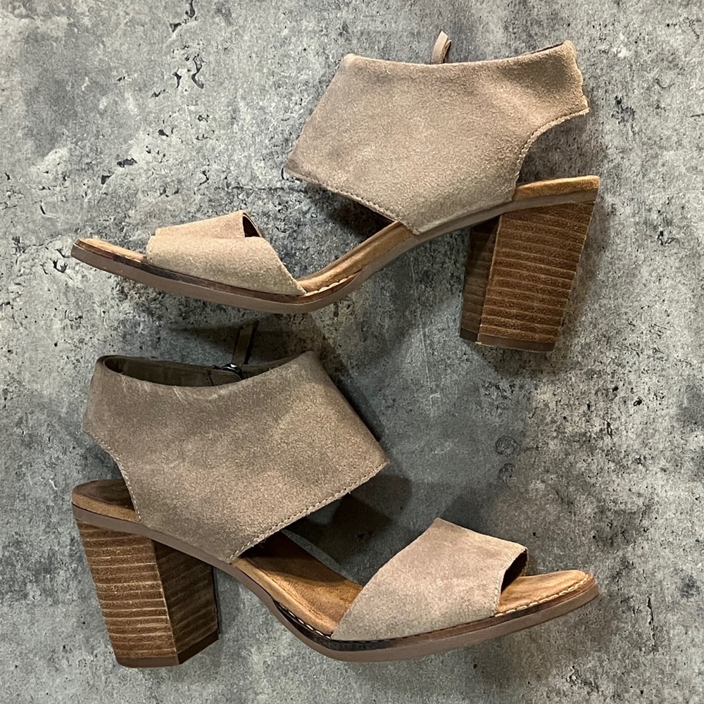 TOMS Stylish Tan Block Heel Sandals